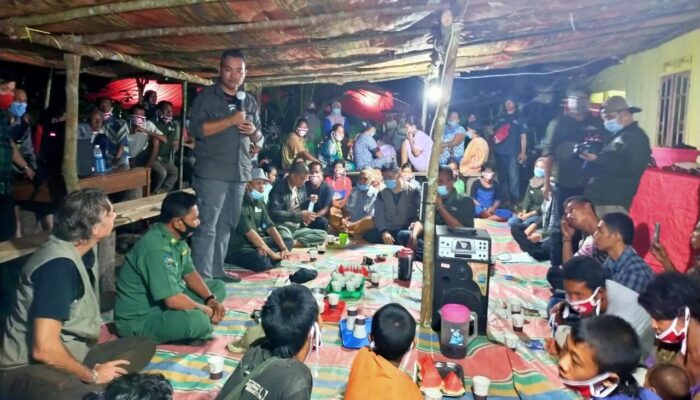 Beni Hernedi dan PMI Muba Turun Langsung Bantu Suku Anak Dalam