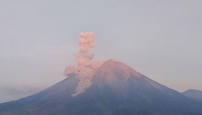 Gunung Semeru Kembali Meletus, Warga Diminta Waspada