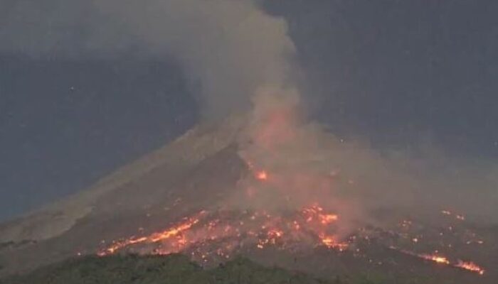 Gunung Merapi Kembali Erupsi, Muntahkan Awan Panas