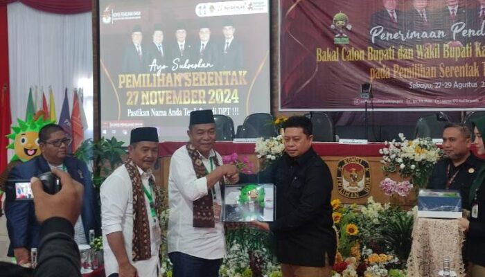 Ribuan Masa Kawal Paslon Cabup dan Cawabup Muba Toha-Rohman Daftar ke KPU